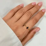 انگشتر مینیمال با نگین بیضی مشکی