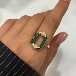 انگشتر بیضی سبز با نگین