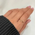 انگشتر مینیمال پیچ نگین دار