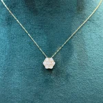 گردنبند با آویز گل نگین دار