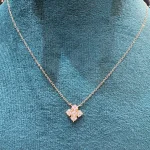 گردنبند با آویز گل چهارپر