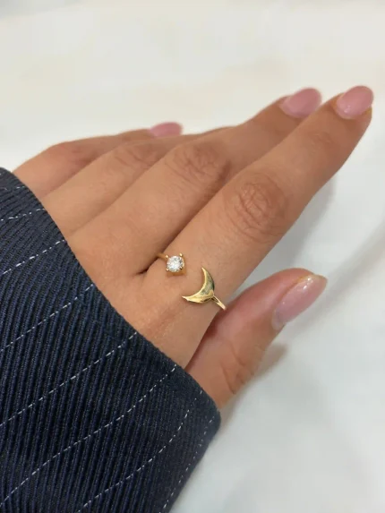 انگشتر طرح ماه نگین دار