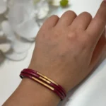 دستبند طلای 3 خط با چرم زرشکی