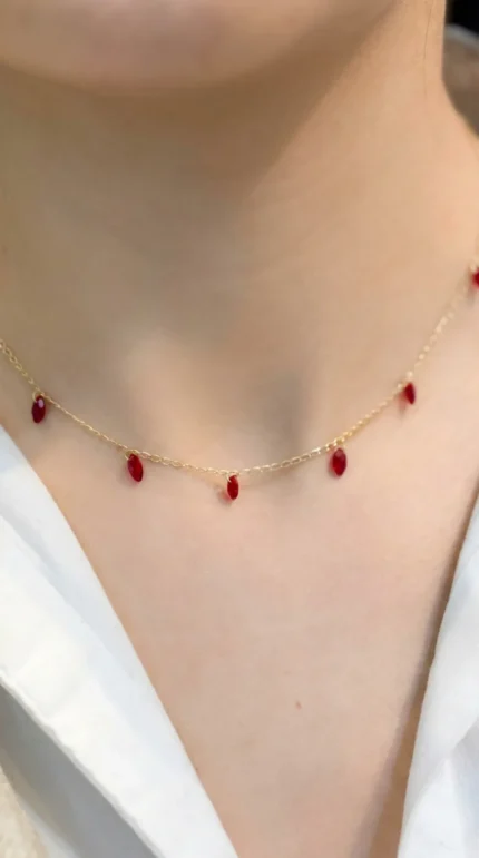گردنبند با سنگ قرمز