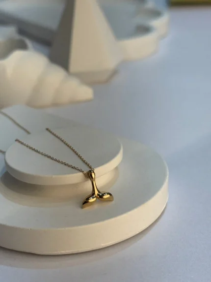 گردنبند با آویز وال