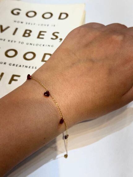 دستبند با آویز قرمز