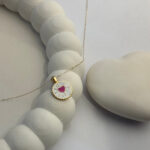 پلاک دایره با قلب قرمز